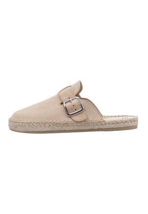Mula beige de ante con hebilla ajustable plateada y suela trenzada estilo espadrille.