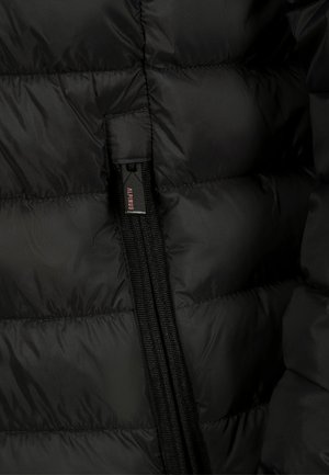 Czarna kurtka puchowa o teksturowanym, pikowanym wzorze z wyraźnym zamkiem. Metka z logo widoczna w pobliżu zamka w celu identyfikacji.