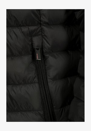 Czarna kurtka puchowa o teksturowanym, pikowanym wzorze z wyraźnym zamkiem. Metka z logo widoczna w pobliżu zamka w celu identyfikacji.