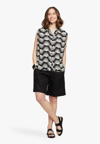 Masai MaPinja - Shorts - black