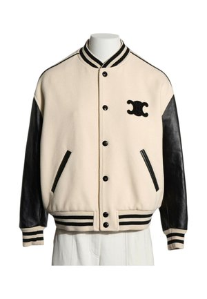 Chaqueta varsity beige con mangas de cuero negro, cierre frontal con botones negros, cuello, puños y bajo a rayas, dos bolsillos delanteros y logotipo bordado negro en el pecho.