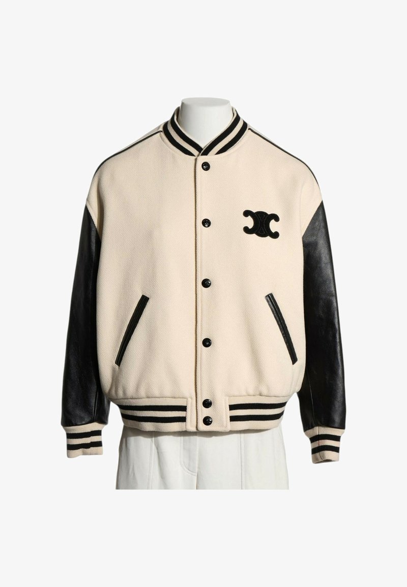 Veste varsity beige avec manches en cuir noir, fermeture à boutons noirs à l'avant, col, poignets et base rayés, deux poches avant et logo noir brodé sur la poitrine.