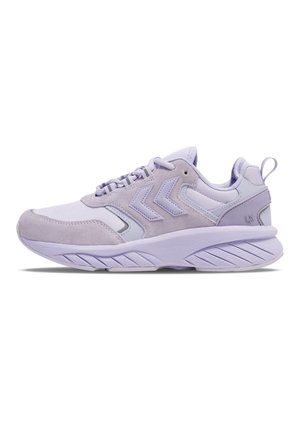 Lichtpaarse sportschoen met een mix van suede en mesh materialen, voorzien van een gecushioneerde zool, gelaagd ontwerp en contrasterende textuuraccenten.