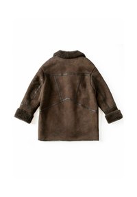 Brun shearlingjakke med imiteret pelskrave og manchetter, der har læderdetaljer og et geometrisk sømdesign på ryggen.