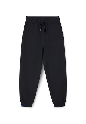 Czarne zwężające się dresy z elastycznymi mankietami, wiązaniem w pasie i bocznymi kieszeniami, prezentowane na białym tle.