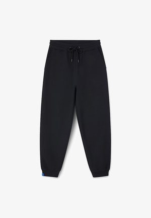 Czarne zwężające się dresy z elastycznymi mankietami, wiązaniem w pasie i bocznymi kieszeniami, prezentowane na białym tle.