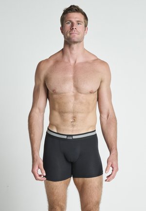 Schwarze Boxer-Shorts mit einem weichen Bund und grauen Streifen. Der Stoff ist glatt und körperbetont und präsentiert ein einfaches, klassisches Design.
