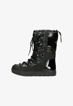 Schwarze Winterstiefel mit einem glänzenden, gepolsterten Nylon-Obermaterial, Schnürung vorne und einer strukturierten Gummisohle mit einer stabilen, unterstützenden Form.