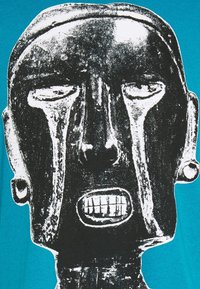 Svart stiliserat ansikte med förlängda ögon, droppformade former som rinner nerför kinderna, tillslutna tänder och runda örhängen mot en turkos bakgrund.