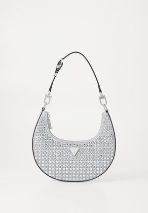 Sac à main texturé argenté en forme courbe, avec un logo en métal, des détails cloutés et une bandoulière noire réglable avec quincaillerie en métal.
