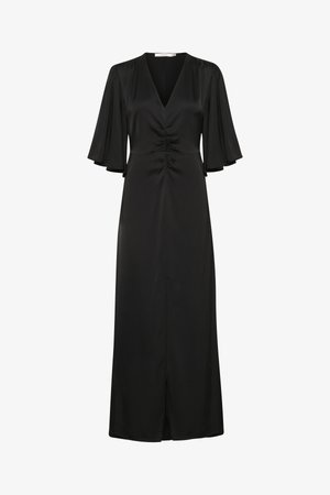 Rochie din satin negru cu decolteu în V, mâneci scurte tip fluture, detalii plisate la talie și fante în față pentru ușurința mișcării.