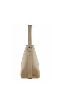 Borsa in pelle beige con una forma ampia e piatta e una lunga tracolla. Il dettaglio hardware notevole include una fibbia e cuciture lungo le cuciture.