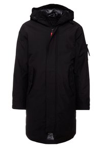 Czarna parka z kapturem, zapinana na zamek, z bocznymi kieszeniami i nieco dłuższym tylnym dołem. Wykonana z trwałej tkaniny o gładkiej fakturze.