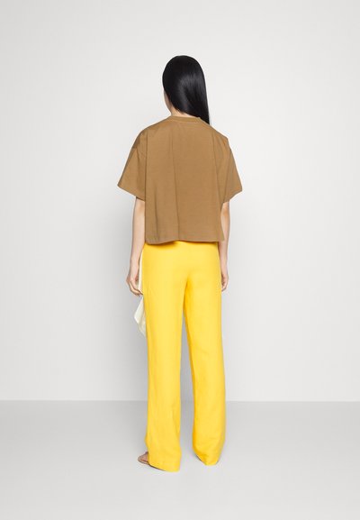 Rejina Pyo WYNNE - Nyomott mintás póló - butter