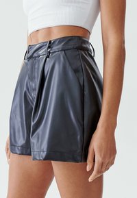 CALLI JAY - Shorts - black pu