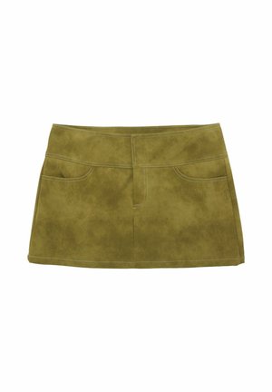 Olivgrüner Wildleder-Minirock mit glatter Textur, ausgestattet mit zwei Fronttaschen und kontrastierendem Nähten entlang der Nähte.