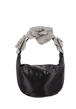Borsa a mano in raso nero con forma curva, caratterizzata da un ornamento floreale argentato testurizzato sulla tracolla. Superficie liscia e design morbido.