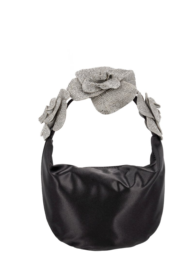 Černá taška z saténu s zakřiveným tvarem, na popruhu zdobená stříbrnou květinovou ozdobou s texturou. Hladký povrch a jemný design.