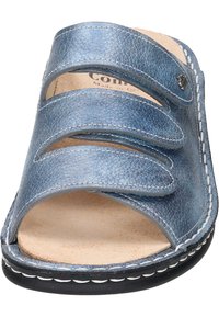 Blaue Leder-Sandale mit drei Riemenöffnungen, strukturiertem Obermaterial, hellbraunem Fußbett, schwarzer Laufsohle und weißen Nähdetails.