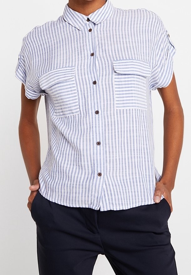 Koszula w jasnoniebiesko-białe paski z krótkimi rękawami, dwoma kieszeniami na piersi i brązowymi guzikami; wykonana z teksturowanej, przewiewnej tkaniny.