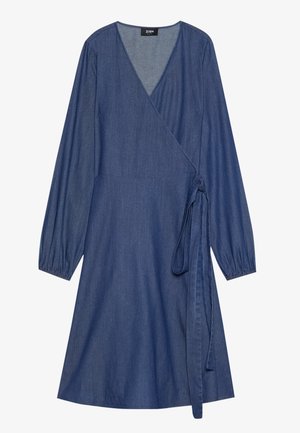Niebieska sukienka w stylu wrap z denimu, z długimi bufkami, dekoltem w serek i paskiem w talii. Miękka struktura i długość do połowy uda.