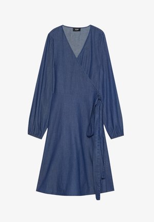 Niebieska sukienka w stylu wrap z denimu, z długimi bufkami, dekoltem w serek i paskiem w talii. Miękka struktura i długość do połowy uda.