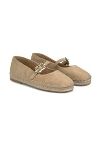 Bailarinas de esparto de ante beige con punta redonda, detalle de hebilla de gema decorativa y suela de yute trenzada. Textura suave y diseño sencillo.