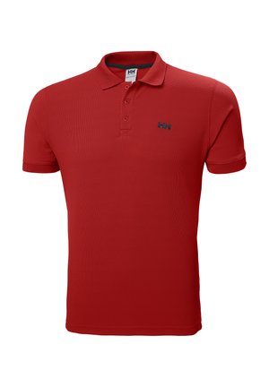 Camisa polo roja hecha de tejido texturizado, con un cuello clásico, tres botones y un pequeño logotipo azul marino en el lado izquierdo del pecho.