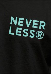 Schwarzes T-Shirt mit auffälligem türkisem Text, der "NEVER LESS®" mit einem eingetragenen Markenzeichen darstellt, glatte Stoffoberfläche.