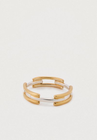 Zlata in srebrna prstanska obroča, ki se medsebojno prepletata, z gladko, polirano površino; vsebuje zaobljene sekcije in praznine za sodoben dizajn.