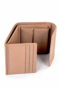 Portafoglio in pelle tan con finitura testurizzata, dotato di più slot per carte, un compartimento diviso e dettagli di cucitura sottili.