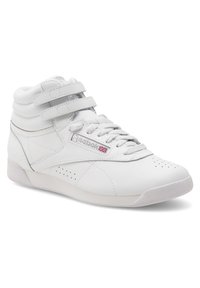 Kõrgevalged nahast tossud kahekordsete Velcro rihmade, keeratava esiosa, ventilatsiooniks perforatsioonide ja tekstuurses kummist tallaga.