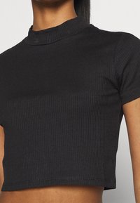 Monki Jednoduché tričko - black