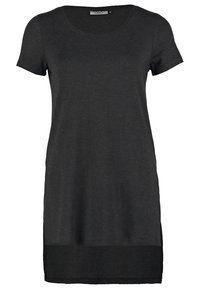 Robe gris foncé à manches courtes en tissu doux, dotée d'un col arrondi, d'un ourlet arrière légèrement plus long et de fentes latérales pour faciliter les mouvements.