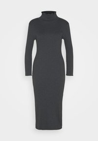 Abito midi a coste grigio scuro con maniche lunghe e colletto a mock neck con volant, silhouette aderente su uno sfondo bianco semplice.