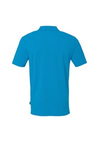 Turquoise poloshirt, korte mouwen, klassieke kraag, gladde textuur, effen kleur, minimale details, label aan de linkerkant van de zijnaad.