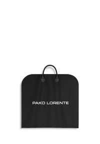 Czarna torba na ubrania z zaokrąglonym górnym brzegiem, dwoma uchwytami oraz wyraźnym, białym logo "PAKO LORENTE" umieszczonym na środku przedniej strony. Gładka tekstura tkaniny.