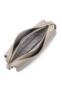 Sac bandoulière en cuir gris clair avec fermeture éclair dorée, ouvert pour montrer plusieurs compartiments intérieurs et une poche intérieure zippée.