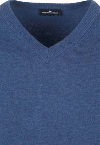 V-hals trui van zacht, middelzwaar materiaal in een effen donkerblauwe kleur met een ribbelhalslijn en textuur overal.