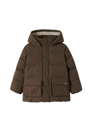 Veste d'hiver matelassée marron avec capuche et deux poches avant à rabat, conçue pour la chaleur et l'usage extérieur.