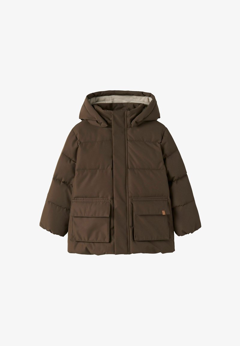 Veste d'hiver matelassée marron avec capuche et deux poches avant à rabat, conçue pour la chaleur et l'usage extérieur.