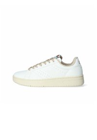 Sneaker in pelle bianca con lacci e rivestimento beige, caratterizzata da dettagli perforati sui lati e una suola in gomma di colore chiaro e texture.