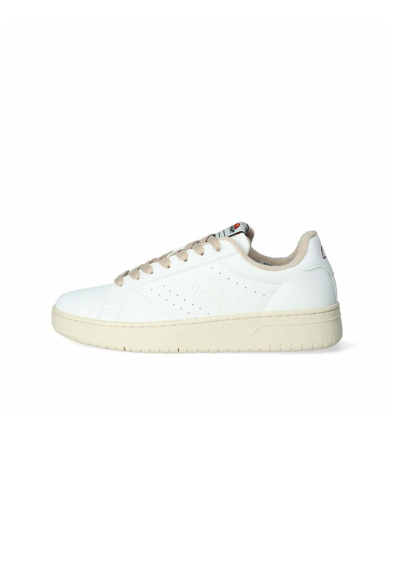 Sneaker in pelle bianca con lacci e rivestimento beige, caratterizzata da dettagli perforati sui lati e una suola in gomma di colore chiaro e texture.