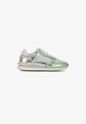 Silberne und grüne Sneaker mit einer strukturierten Oberfläche, die eine glatte Zehenkappe, weiße Schnürsenkel und eine leichte Sohle mit einem gemusterten Profil aufweisen.