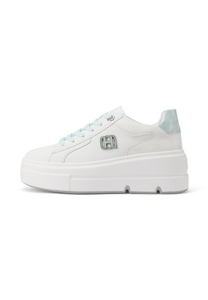 Sneakers bianche con un design strutturato, lacci azzurri e una suola spessa. Presentano un evidente dettaglio del logo argentato sul lato.