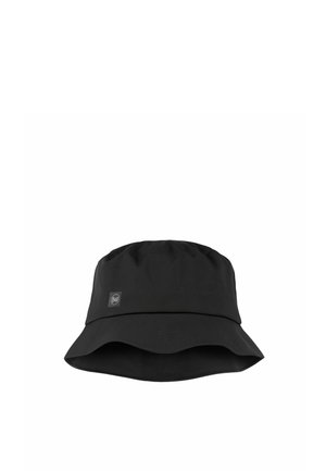Sombrero de cubo negro con un borde ligeramente ondulado y un pequeño parche con logo en el lateral, mostrado sobre un fondo blanco.