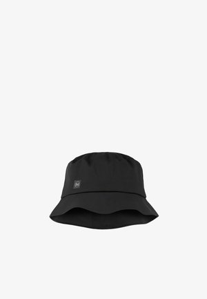 Sombrero de cubo negro con un borde ligeramente ondulado y un pequeño parche con logo en el lateral, mostrado sobre un fondo blanco.