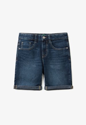 Mørkeblå denimshorts med opkrogede kanter, forreste knap, lynlås og fem lommer på hvid baggrund.