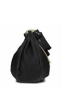 Borsa in pelle intrecciata nera di forma arrotondata, con hardware dorato, chiusura a zip e una piccola pochette attaccata. Dettagli sulla superficie texturizzata presenti.