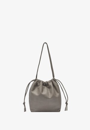 Borsa a spalla in pelle grigia con una consistenza morbida e liscia, dotata di una singola tracolla e chiusura con fodera cinch. Forma compatta e arrotondata.
